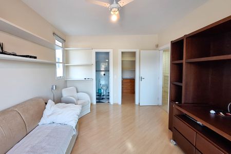 Casa à venda com 334m², 4 quartos e 3 vagasSuíte 2