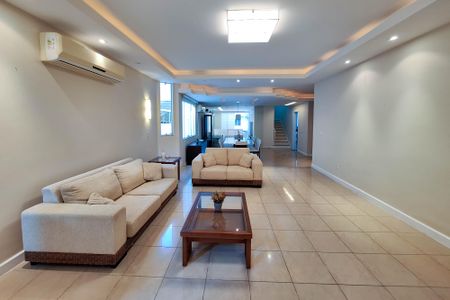 Casa à venda com 334m², 4 quartos e 3 vagasSala 1