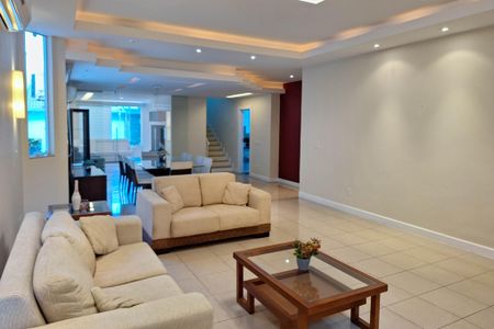 Casa à venda com 334m², 4 quartos e 3 vagasSala 1