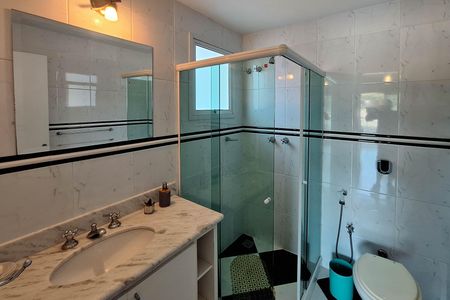 Casa à venda com 334m², 4 quartos e 3 vagasBanheiro da Suíte 2