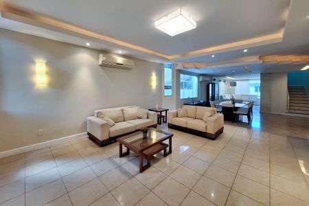 Casa à venda com 334m², 4 quartos e 3 vagasSala 1