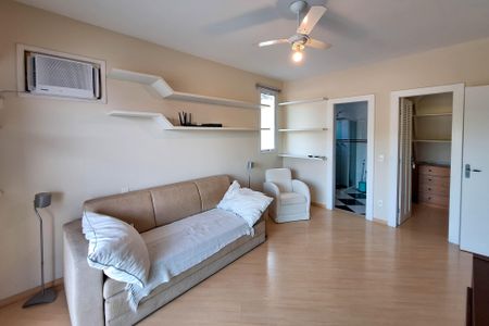 Casa à venda com 334m², 4 quartos e 3 vagasSuíte 2