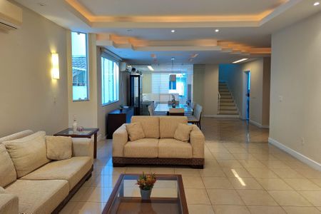 Casa à venda com 334m², 4 quartos e 3 vagasSala 1