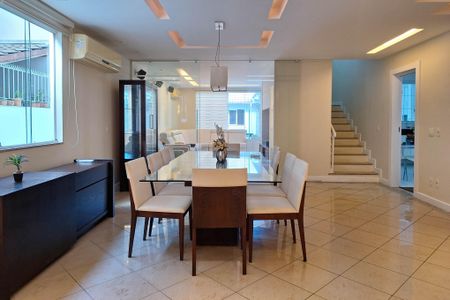 Casa à venda com 334m², 4 quartos e 3 vagasSala 2