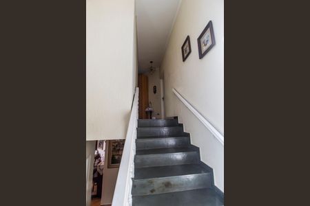 Casa de condomínio à venda com 390m², 4 quartos e 2 vagasEscada