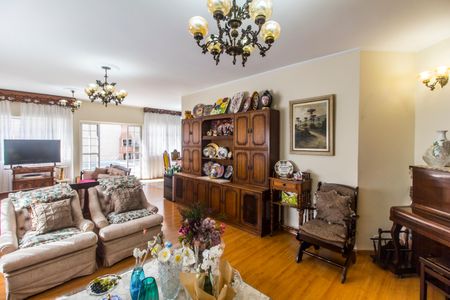 Casa de condomínio à venda com 390m², 4 quartos e 2 vagasSala