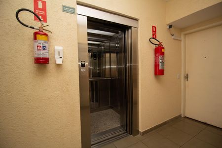 Apartamento à venda com 52m², 2 quartos e 1 vaga Apartamento à venda com 52m², 2 quartos e 1 vagaHall social - Elevadores