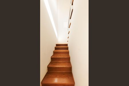 Casa de condomínio para alugar com 377m², 3 quartos e 2 vagasEscada