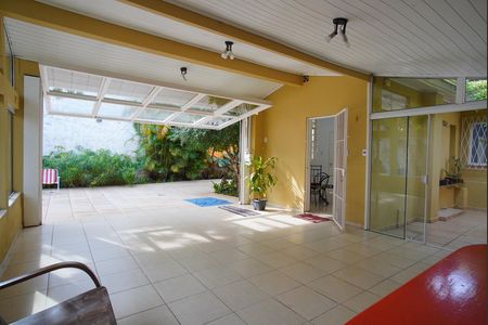 Casa à venda com 252m², 4 quartos e 2 vagasÁrea - Churrasqueira