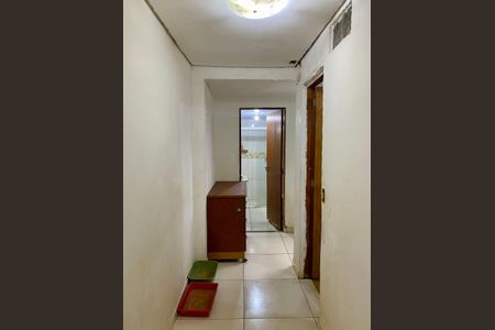 Casa à venda com 122m², 2 quartos e 2 vagasCorredor Banheiro