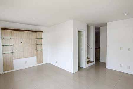 Casa de condomínio à venda com 180m², 4 quartos e 2 vagas Casa de condomínio à venda com 180m², 4 quartos e 2 vagasSala