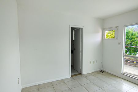 Casa de condomínio à venda com 180m², 4 quartos e 2 vagas Casa de condomínio à venda com 180m², 4 quartos e 2 vagasSuíte 1