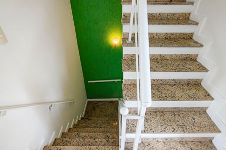 Casa de condomínio à venda com 180m², 4 quartos e 2 vagas Casa de condomínio à venda com 180m², 4 quartos e 2 vagasEscada para os Quartos