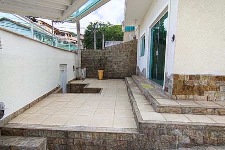 Casa de condomínio à venda com 180m², 4 quartos e 2 vagas Casa de condomínio à venda com 180m², 4 quartos e 2 vagasÁrea Externa