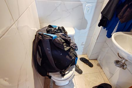 Casa de condomínio à venda com 180m², 4 quartos e 2 vagas Casa de condomínio à venda com 180m², 4 quartos e 2 vagasBanheiro de Serviço