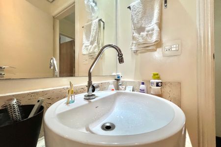 Casa à venda com 200m², 4 quartos e 2 vagas Casa à venda com 200m², 4 quartos e 2 vagasBanheiro Corredor