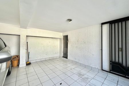 Casa à venda com 200m², 4 quartos e 2 vagas Casa à venda com 200m², 4 quartos e 2 vagasGaragem