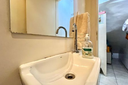 Casa à venda com 200m², 4 quartos e 2 vagas Casa à venda com 200m², 4 quartos e 2 vagasLavabo