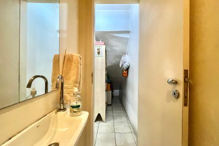 Casa à venda com 200m², 4 quartos e 2 vagas Casa à venda com 200m², 4 quartos e 2 vagasLavabo