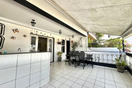Casa à venda com 200m², 4 quartos e 2 vagas Casa à venda com 200m², 4 quartos e 2 vagasVaranda - Sala