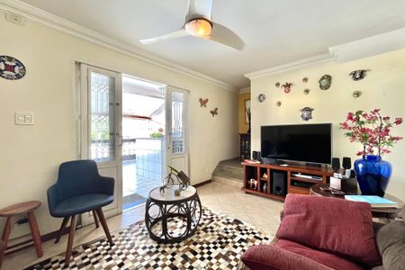 Casa à venda com 200m², 4 quartos e 2 vagas Casa à venda com 200m², 4 quartos e 2 vagasSala