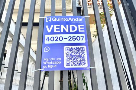 Casa à venda com 200m², 4 quartos e 2 vagas Casa à venda com 200m², 4 quartos e 2 vagasPlaquinha
