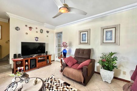 Casa à venda com 200m², 4 quartos e 2 vagas Casa à venda com 200m², 4 quartos e 2 vagasSala