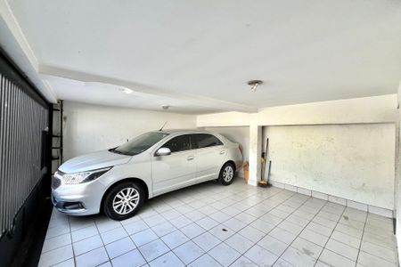Casa à venda com 200m², 4 quartos e 2 vagas Casa à venda com 200m², 4 quartos e 2 vagasGaragem