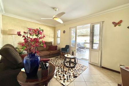 Casa à venda com 200m², 4 quartos e 2 vagas Casa à venda com 200m², 4 quartos e 2 vagasSala