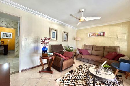 Casa à venda com 200m², 4 quartos e 2 vagas Casa à venda com 200m², 4 quartos e 2 vagasSala