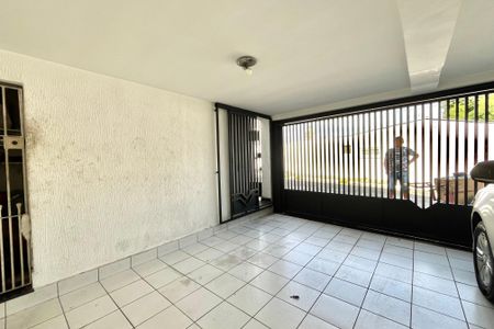 Casa à venda com 200m², 4 quartos e 2 vagas Casa à venda com 200m², 4 quartos e 2 vagasGaragem