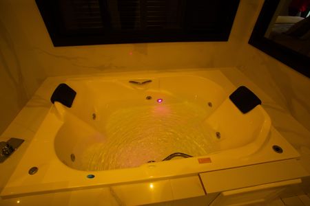 Casa de condomínio para alugar com 210m², 4 quartos e 4 vagas Casa de condomínio para alugar com 210m², 4 quartos e 4 vagasBanheira da Suíte 1