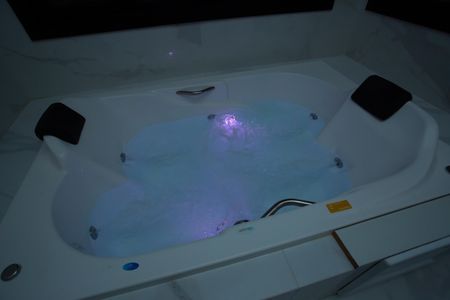 Casa de condomínio à venda com 210m², 4 quartos e 4 vagasBanheira da Suíte 1