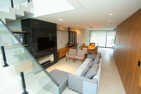 Casa de condomínio para alugar com 210m², 4 quartos e 4 vagasSala