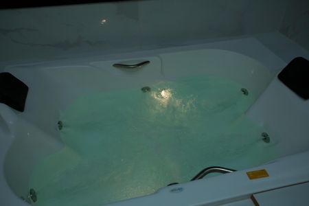 Casa de condomínio à venda com 210m², 4 quartos e 4 vagasBanheira da Suíte 1