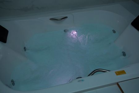 Casa de condomínio à venda com 210m², 4 quartos e 4 vagasBanheira da Suíte 1