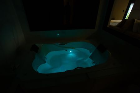 Casa de condomínio à venda com 210m², 4 quartos e 4 vagasBanheira da Suíte 1