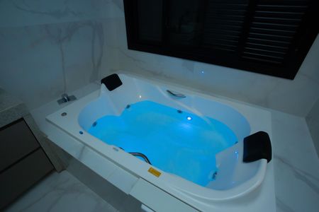 Casa de condomínio à venda com 210m², 4 quartos e 4 vagasBanheira da Suíte 1