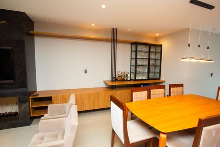 Casa de condomínio à venda com 210m², 4 quartos e 4 vagasSala