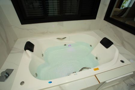 Casa de condomínio à venda com 210m², 4 quartos e 4 vagasBanheira da Suíte 1