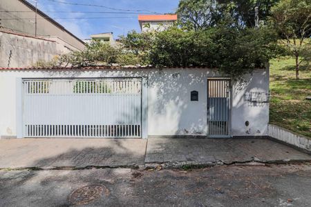 Casa à venda com 131m², 3 quartos e 3 vagas Casa à venda com 131m², 3 quartos e 3 vagasFachada