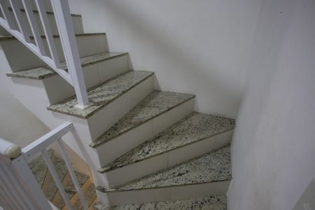 Casa de condomínio à venda com 120m², 4 quartos e 1 vaga Casa de condomínio à venda com 120m², 4 quartos e 1 vagaEscada