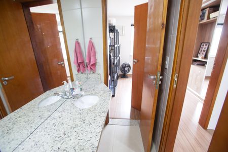 Casa de condomínio à venda com 120m², 4 quartos e 1 vaga Casa de condomínio à venda com 120m², 4 quartos e 1 vagaBanheiro da Suíte 2