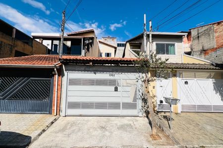 Casa de condomínio à venda com 55m², 1 quarto e 1 vaga Casa de condomínio à venda com 55m², 1 quarto e 1 vagaFachada