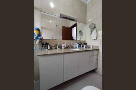 Casa para alugar com 440m², 5 quartos e 4 vagasBanheiro 1