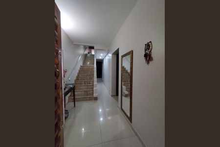 Casa para alugar com 440m², 5 quartos e 4 vagasEscadas para os Quartos