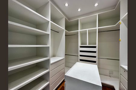 Apartamento à venda com 175m², 4 quartos e 3 vagasCloset Suíte 1