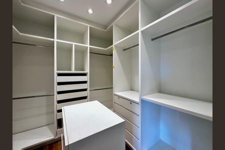 Apartamento à venda com 175m², 4 quartos e 3 vagasCloset Suíte 1
