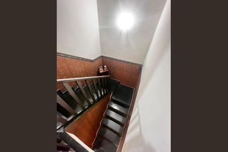 Casa à venda com 264m², 4 quartos e 4 vagas Casa à venda com 264m², 4 quartos e 4 vagasEscada