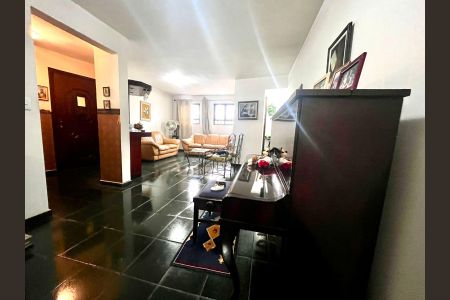 Casa à venda com 264m², 4 quartos e 4 vagas Casa à venda com 264m², 4 quartos e 4 vagasSala